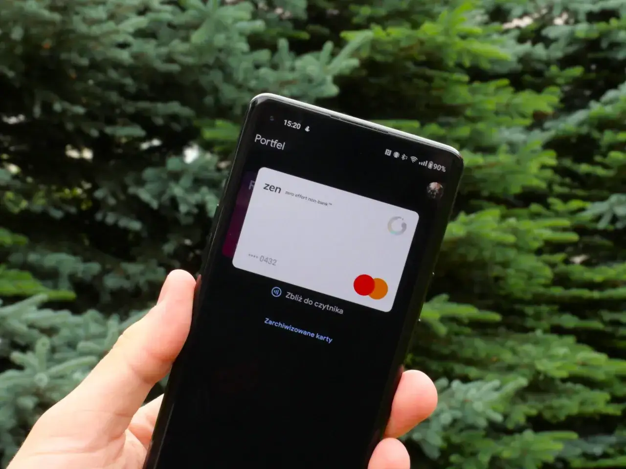 Telefon z otwartą aplikacją Portfel, pokazującą kartę Zen. Dowiedz się, jak dodać kartę do Google Pay.