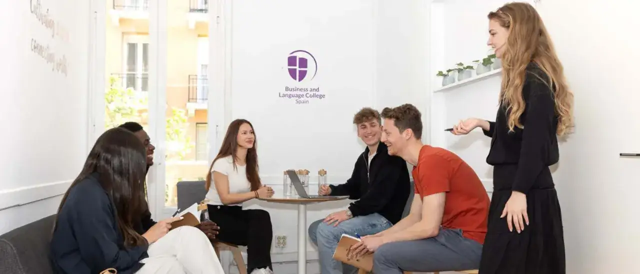 Estudiantes interactuando en un aula de **international business universidades Espa&ntilde;a**.