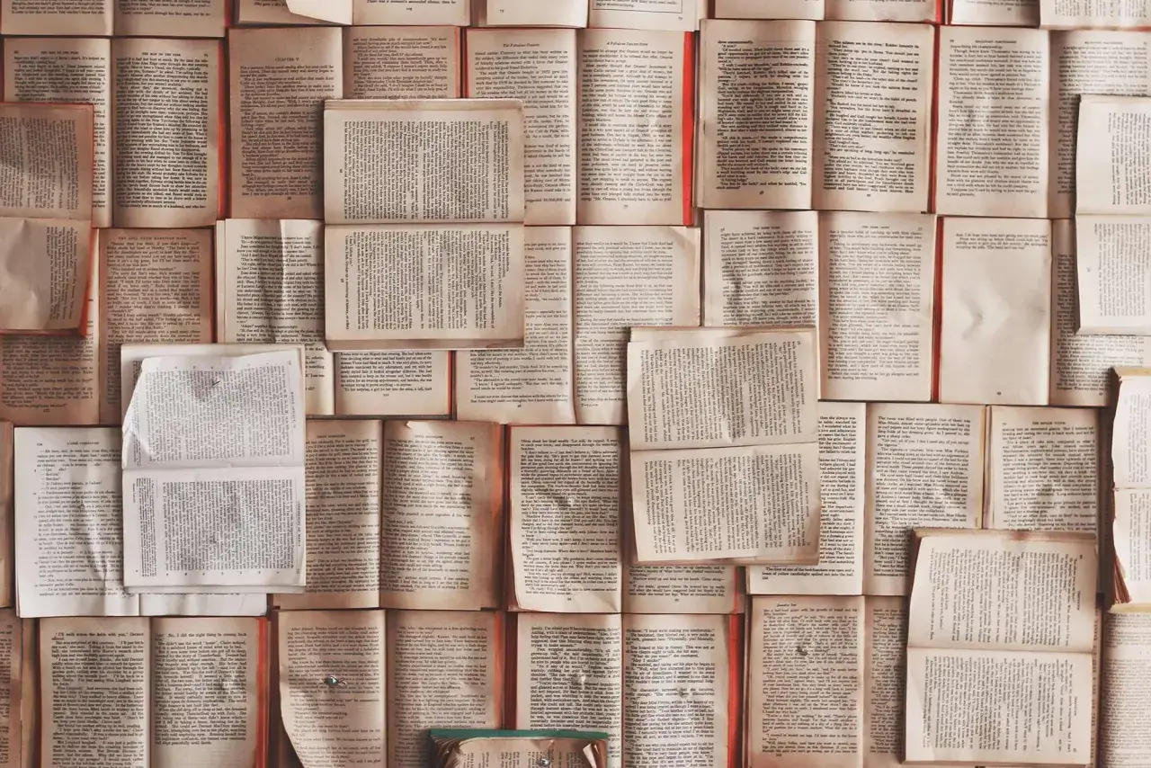 Rozłożone strony książek tworzą mozaikę, przypominającą listę arcydzieła literatury światowej.