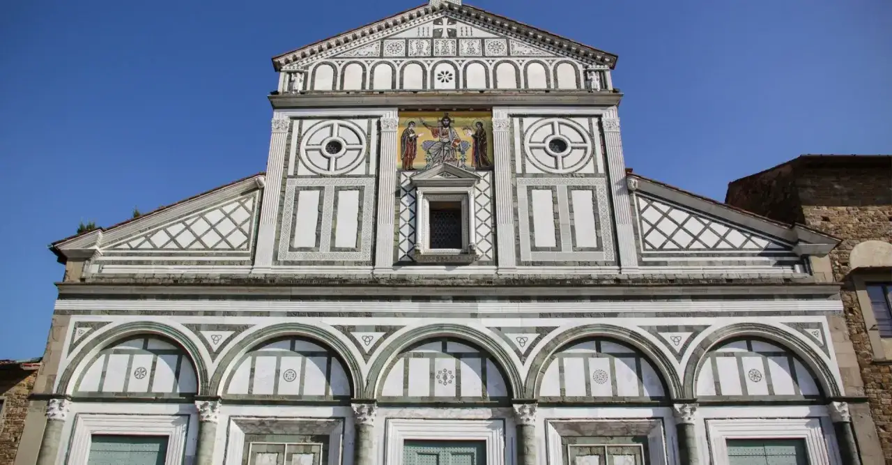 Fa&ccedil;ade d'une &eacute;glise &agrave; Sesto Fiorentino, orn&eacute;e de mosa&iuml;ques et de marbre vert et blanc.