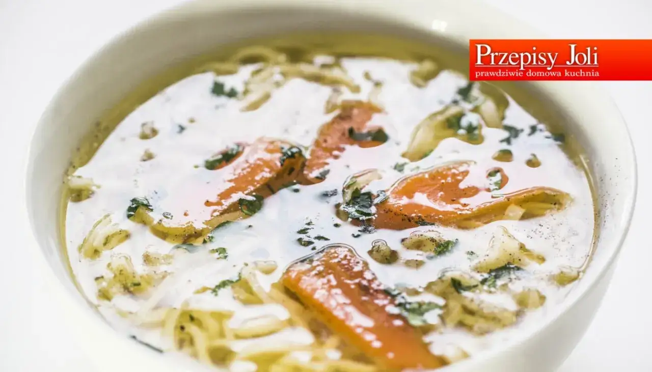 Miseczka domowego rosołu z makaronem i marchewką. Idealny na lekki posiłek, niskokaloryczny rosół kcal.