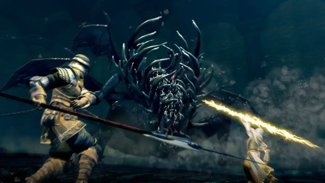 Rycerz walczy z potworem w mrocznym lochu. To scena z gry, która może być częścią **dark souls poradnik**.