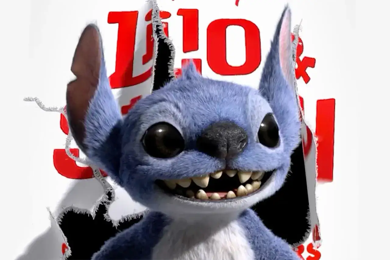 Uśmiechnięty Stitch przebija się przez plakat z napisem 