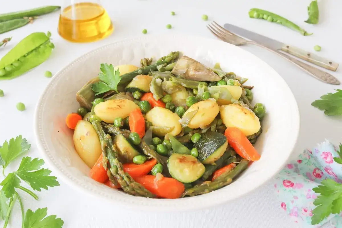 Un plato lleno de color y sabor: patatas, zanahorias, esp&aacute;rragos, guisantes y calabac&iacute;n componen este panache de verduras.