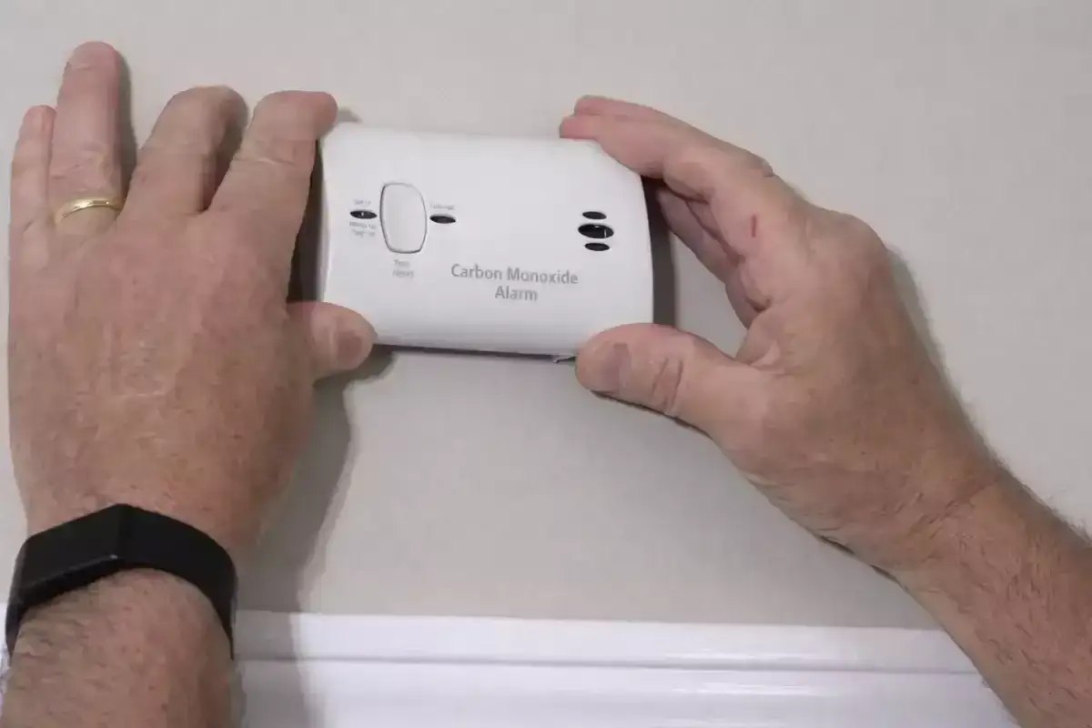 Mains mains installent un d&eacute;tecteur monoxyde de carbone bip toutes les 30 secondes.