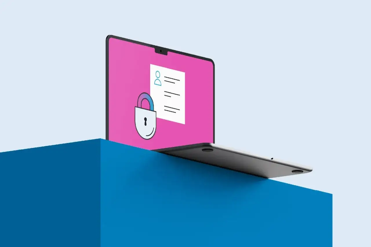 Laptop z różowym ekranem, na którym widnieje ikona kłódki i tekst. Symbolizuje ochronę danych osobowych.