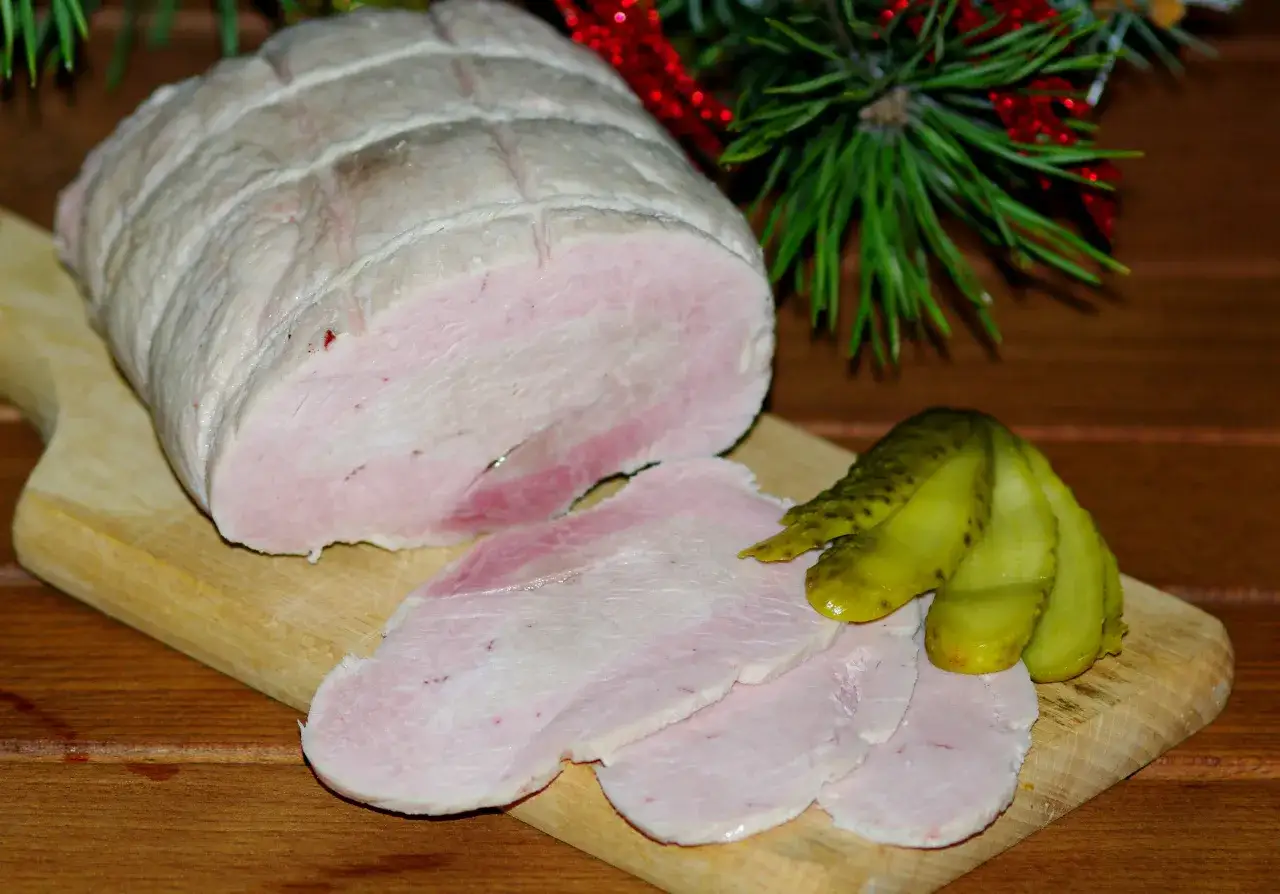 Kiełbasa szynkowa parzona przepis: soczysta, domowa wędlina na desce z ogórkami kiszonymi. Idealna na święta.
