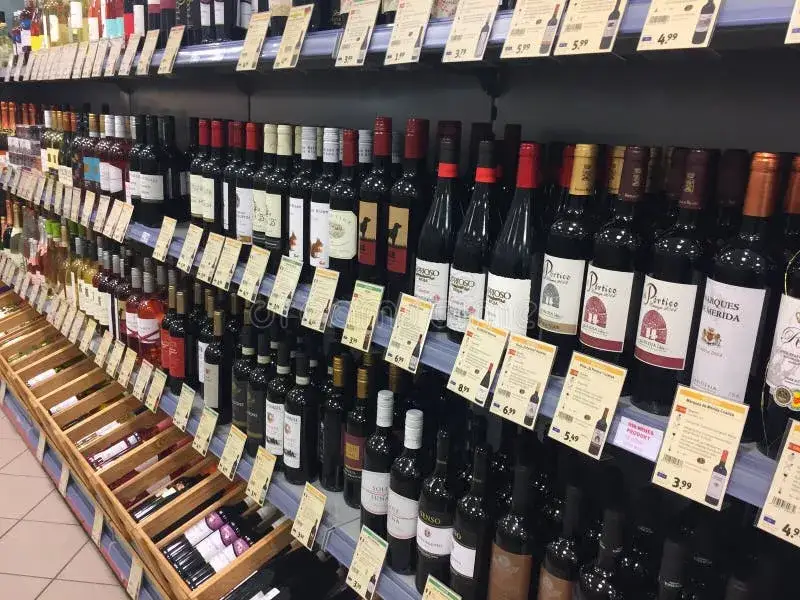wino czekoladowe butelki na półce sklepowej