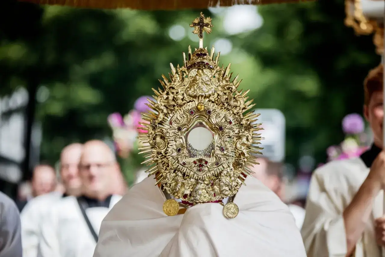 Goldene Monstranz mit Hostie, getragen bei einer Fronleichnamsprozession. Der Ursprung des Festes liegt im Mittelalter.