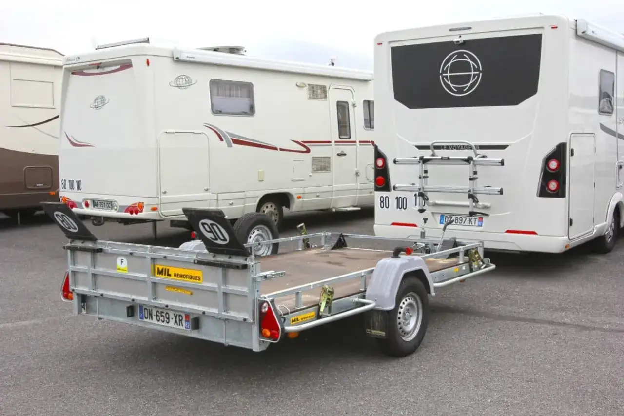 Remorque de camping-car, prête pour le voyage. La longueur maxi camping-car remorque est respectée pour une circulation sereine.
