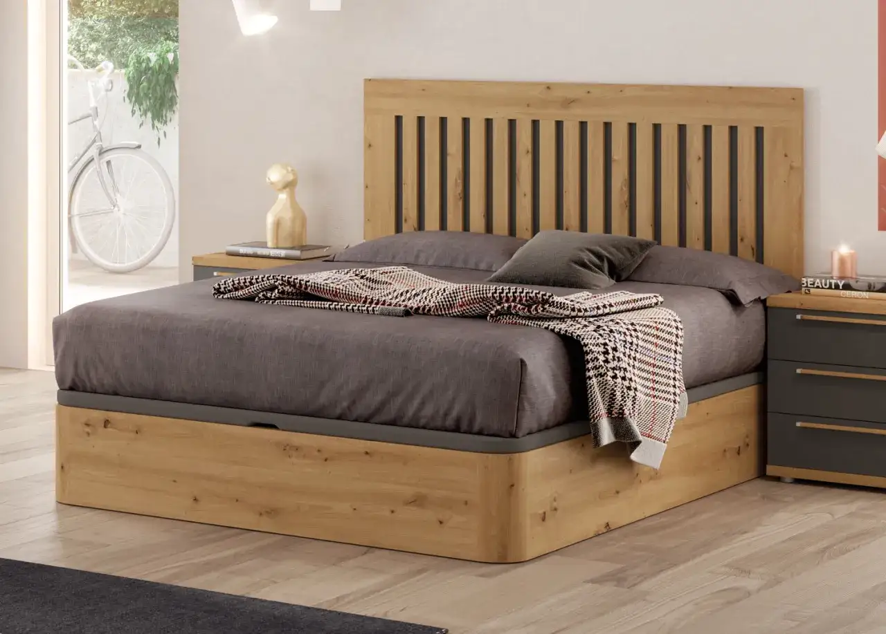 Cama con canapé abatible, ideal para almacenar ropa de cama. Cabecero de madera con diseño de lamas.
