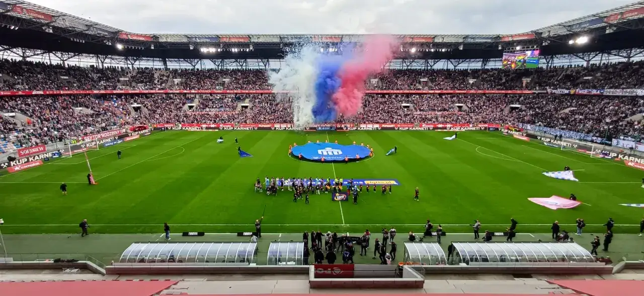 Oprawa meczu: Górnik Zabrze – Cracovia. Dym w barwach klubowych wypełnia stadion, kibice na trybunach.