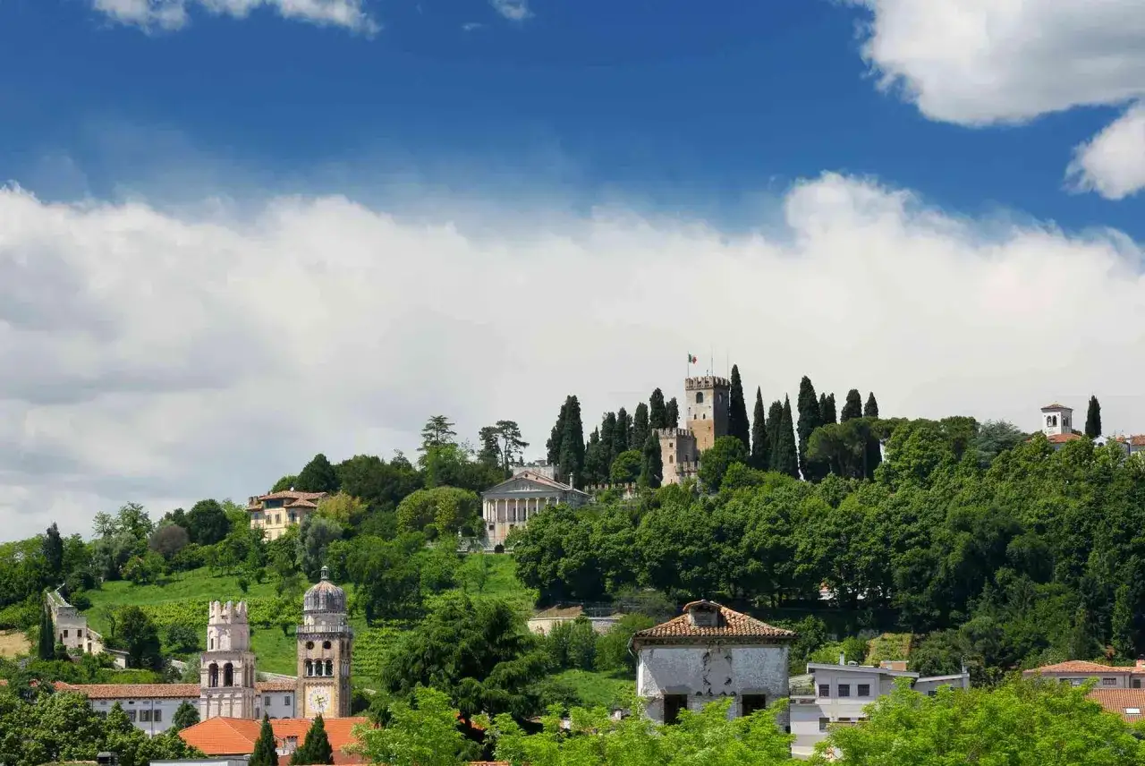 Panoramica di Conegliano e dintorni cosa vedere: castelli, torri e ville storiche immerse nel verde.