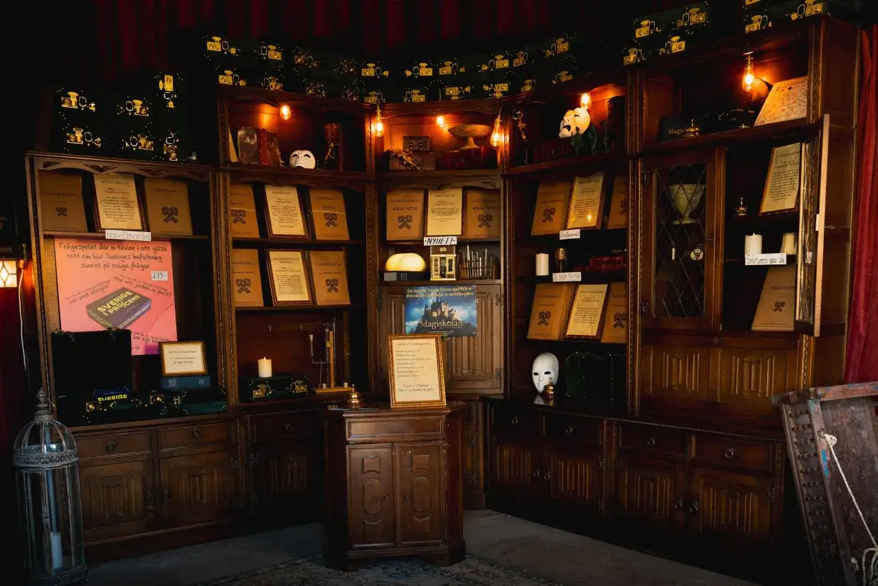 Ett mystiskt rum med bokhyllor fyllda av ledtrådar, perfekt för ett spännande escape room barnkalas.
