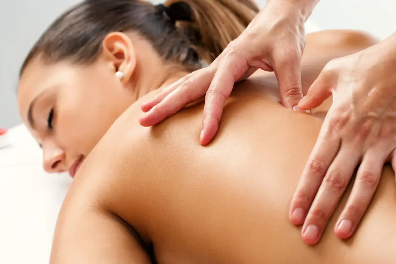 Mains expertes prodiguant un massage du corps entier, détendant les muscles et apaisant l'esprit. Une expérience de bien-être ultime.
