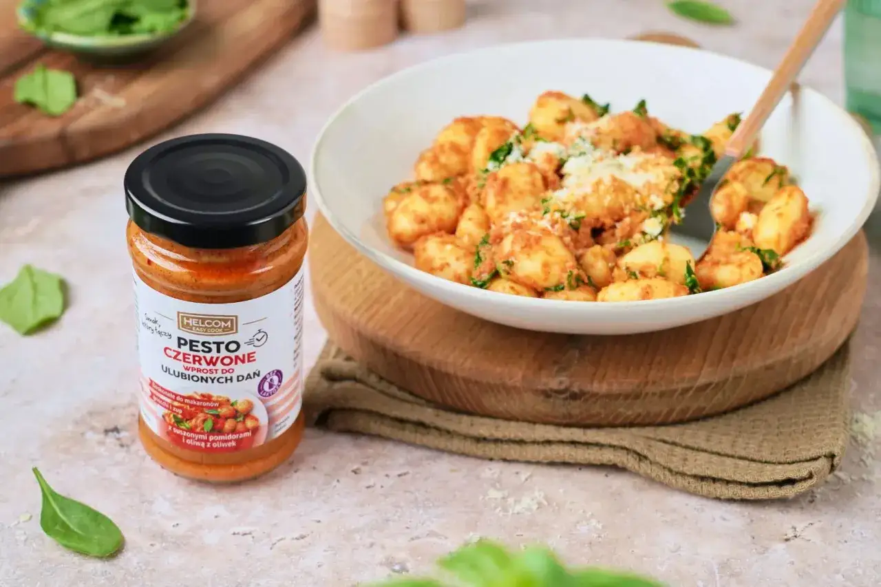 Pyszne gnocchi z czerwonym pesto, idealne na szybki obiad. Ten przepis z pesto z suszonych pomidorów i oliwy z oliwek to strzał w dziesiątkę!