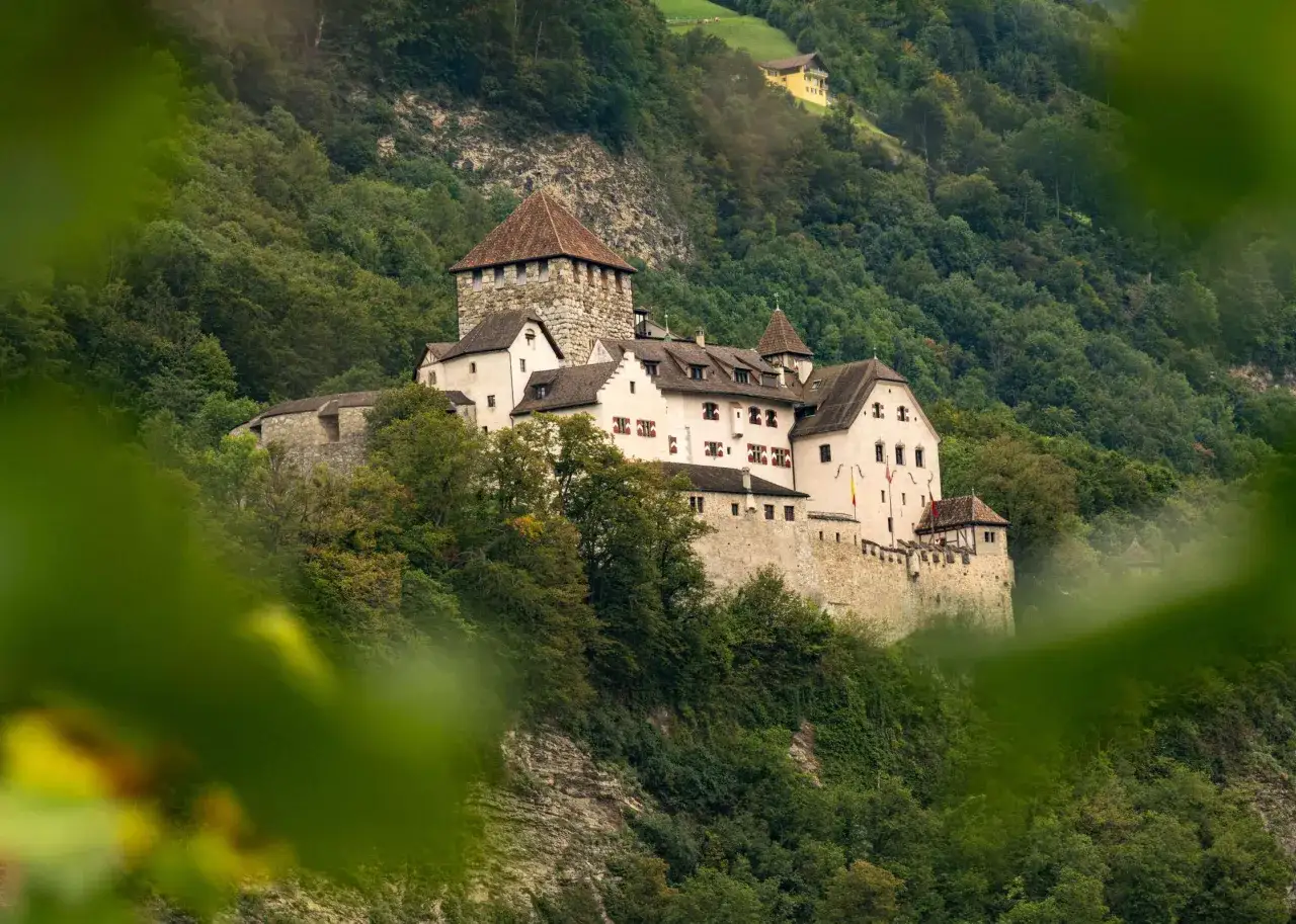 Castello di Gutenberg, un gioiello da scoprire tra le cose da vedere in Liechtenstein, domina la collina verdeggiante.