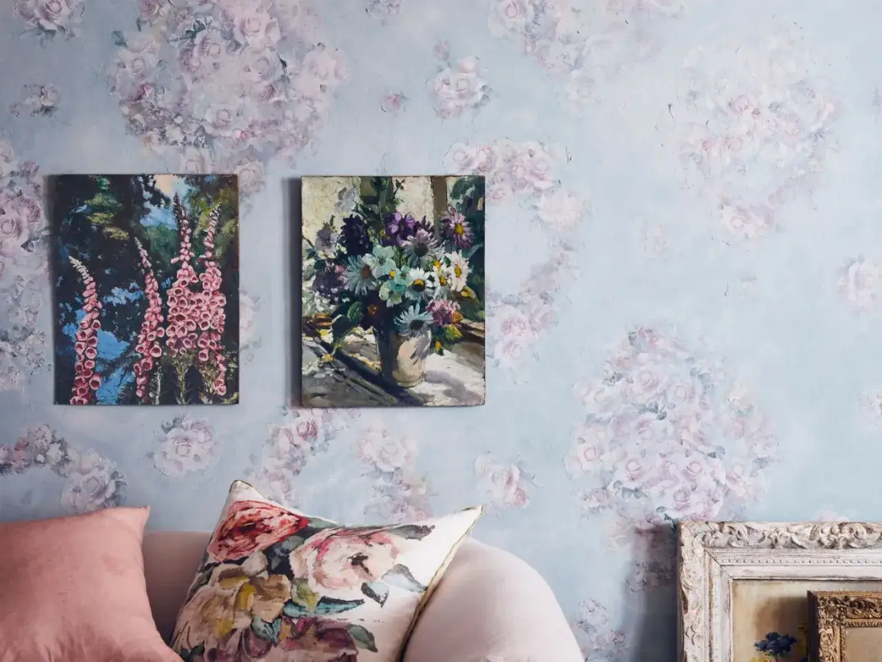 Ściana z motywem kwiatowym, dwie obrazy i poduszka. To jakby decoupage co to za technika?