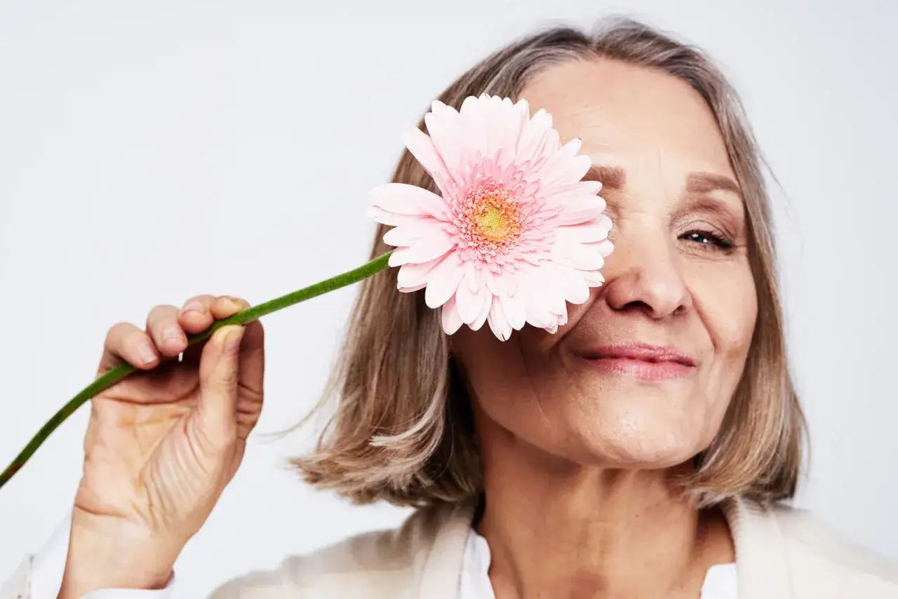 kobieta w menopauzie chłodząca się w domu