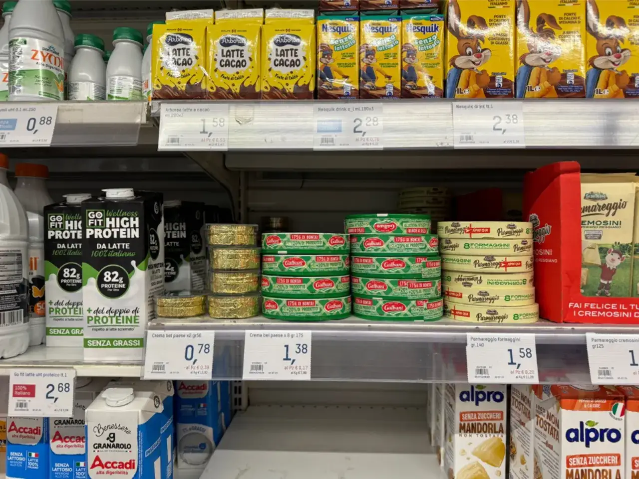 Scaffali pieni di latte, bevande vegetali e formaggi. Quanto può stare il formaggio fuori dal frigo? Dipende dal tipo, ma questi confezionati sembrano pronti per essere acquistati.