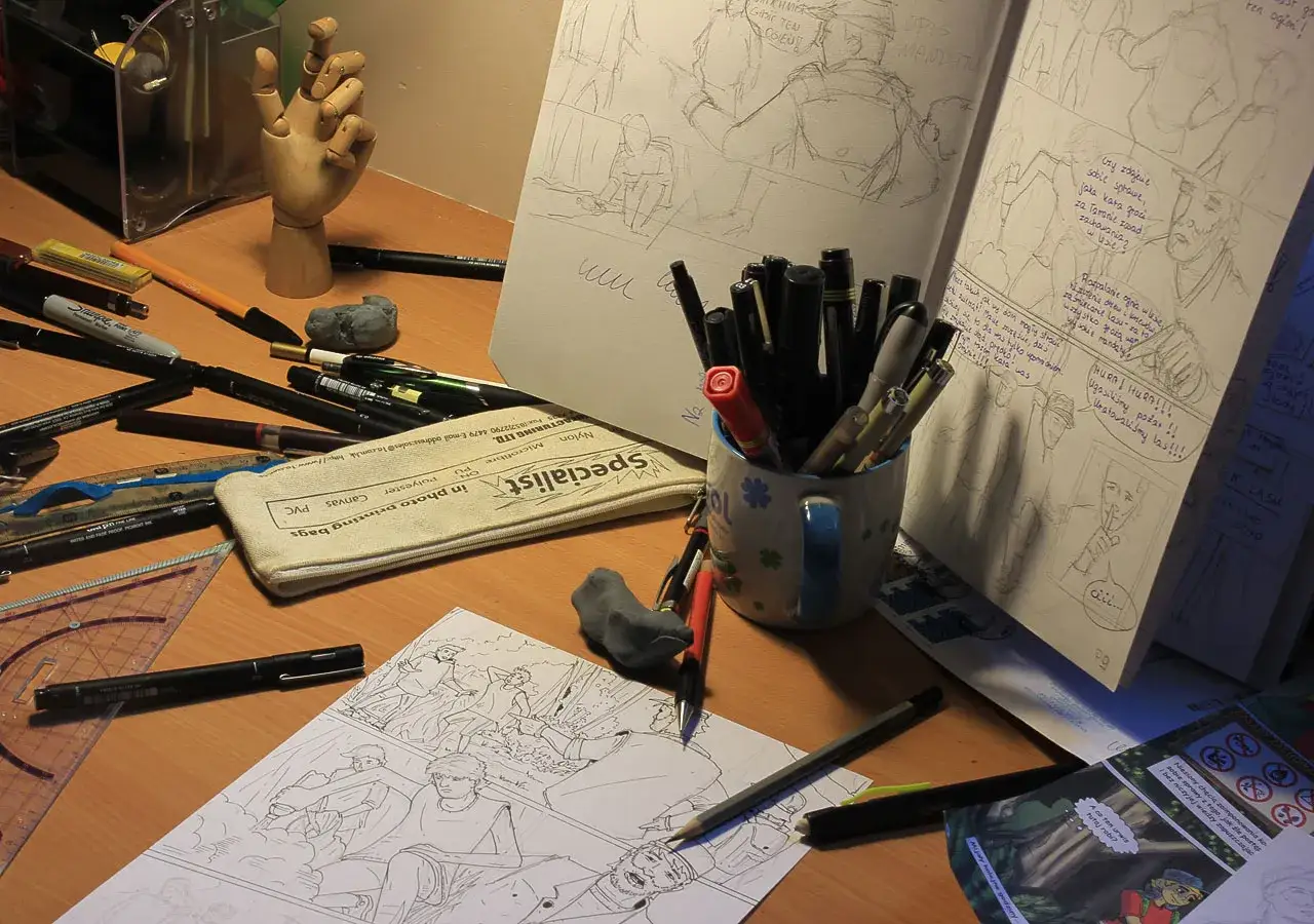Osoba szkicująca komiks na papierze
