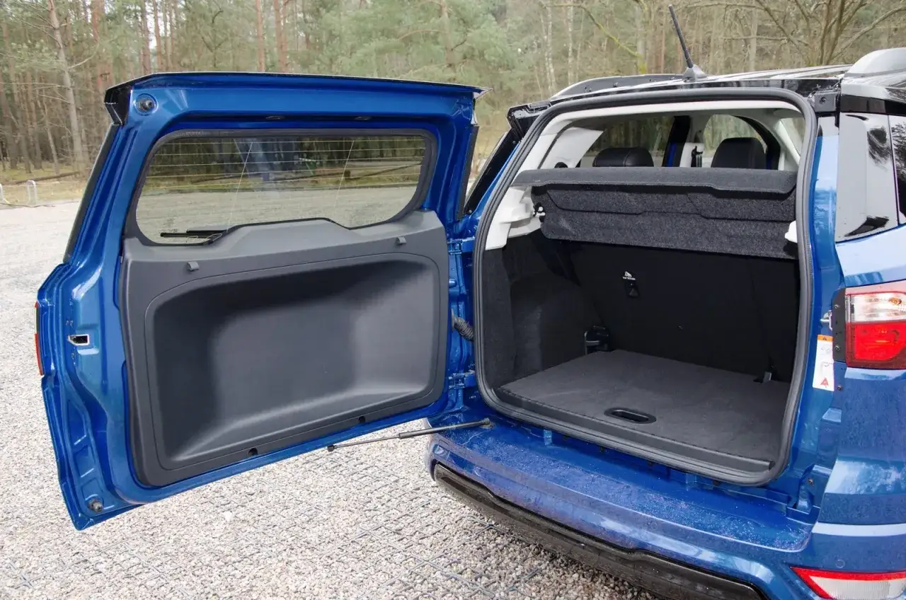 Bagażnik Forda Ecosport otwarty, gotowy na bagaże. Wiele osób szuka ford ecosport opinie, a ten widok pokazuje praktyczność.