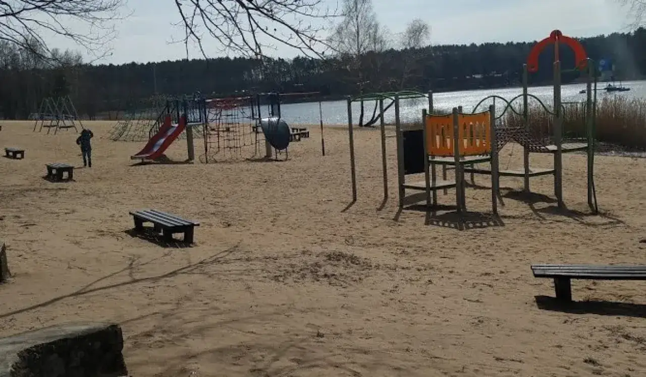 Plaża z placem zabaw, zjeżdżalnią i huśtawkami nad jeziorem. Idealne miejsce na rodzinny wypoczynek w turawa camp.