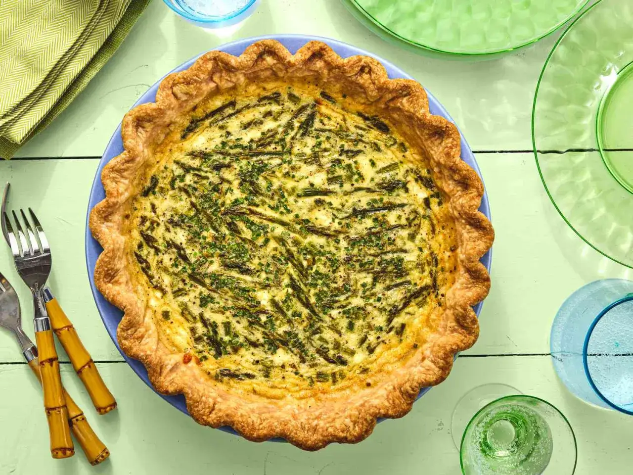 Eine k&ouml;stliche Spargel Quiche mit knusprigem Teigrand, garniert mit frischen Kr&auml;utern, bereit zum Genie&szlig;en.