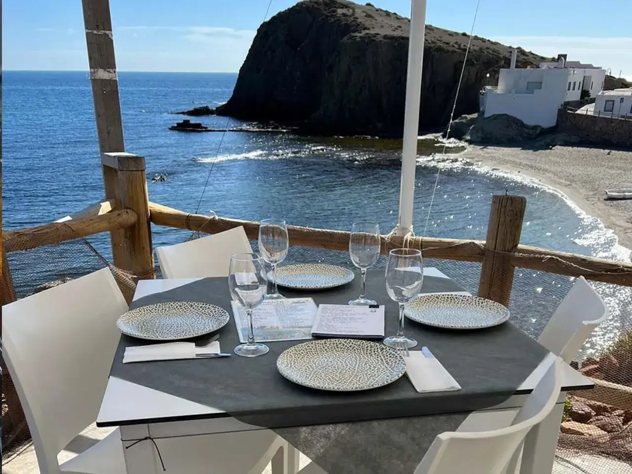 Mesa puesta con vistas al mar en uno de los mejores restaurantes Cabo de Gata. Disfruta de una comida inolvidable.