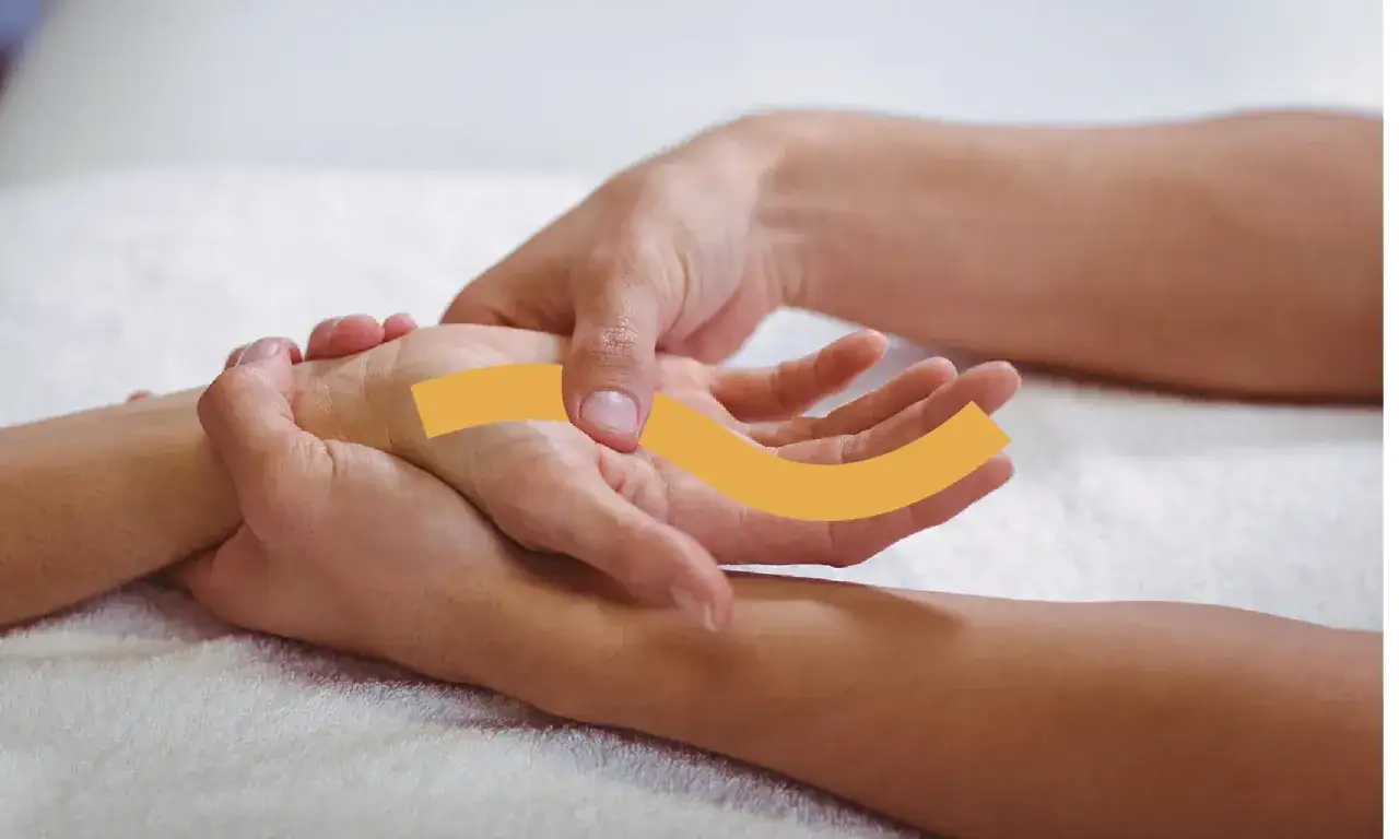 Hände eines Osteopathen behandeln sanft die Hand eines Patienten. Dies ist ein Beispiel dafür, was Osteopathie ist: ganzheitliche Heilung.