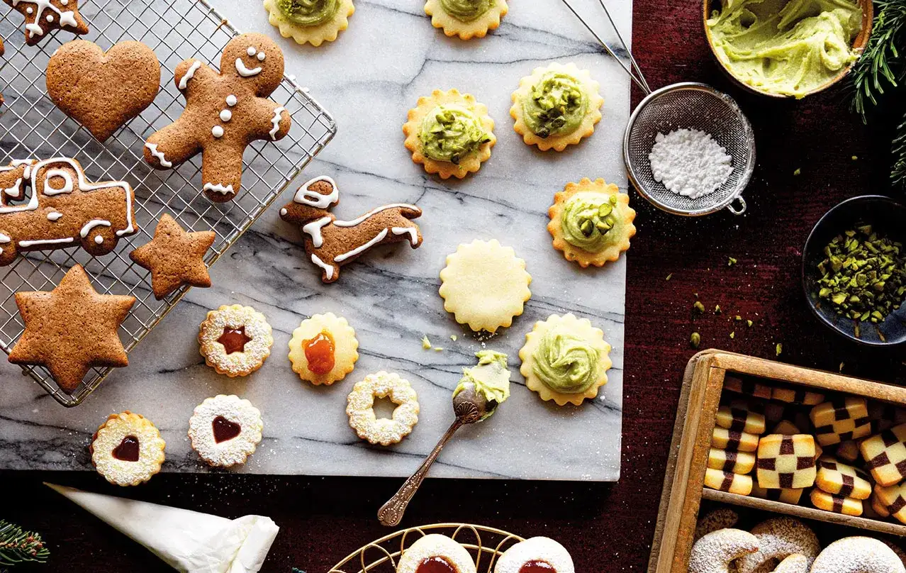 Vielf&auml;ltige Kekse, inspiriert von tollen kekse rezepte: Lebkuchenm&auml;nnchen, Sterne, Autos und Linzer Kekse mit Marmelade.