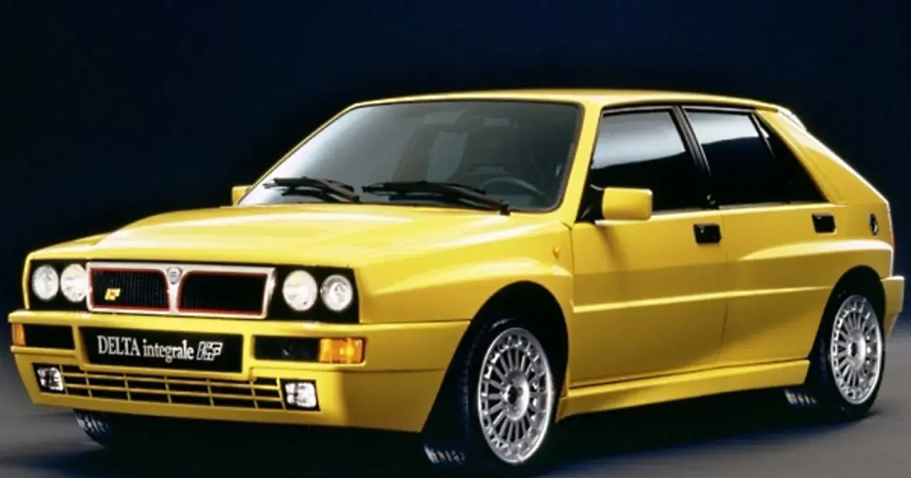 Żółta Lancia Delta Integrale HF z lat 90. z charakterystycznym grillem i felgami. Ikona rajdów.