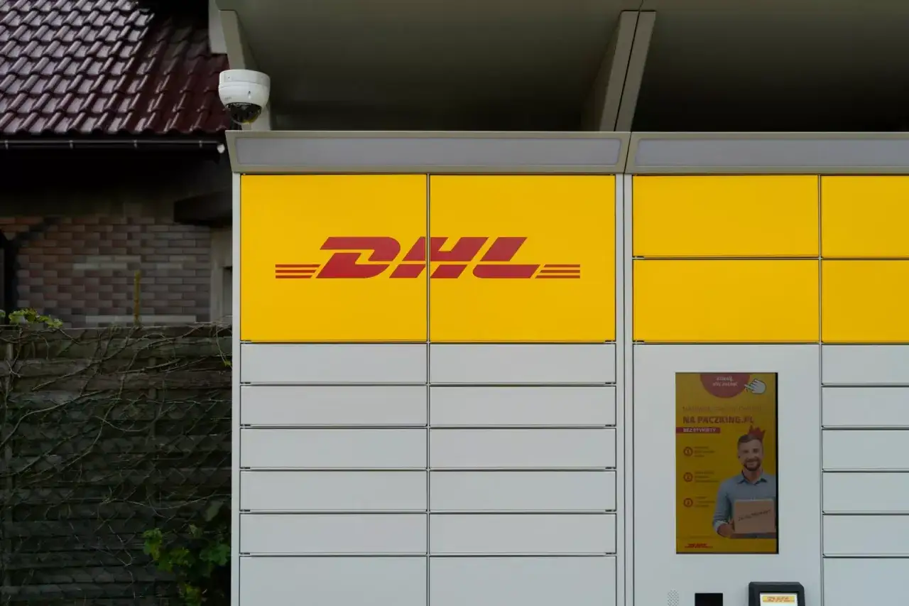 Automatyczna skrzynka pocztowa DHL. Możliwość nadania i odbioru paczek, ułatwiająca przekierowanie paczki DHL.