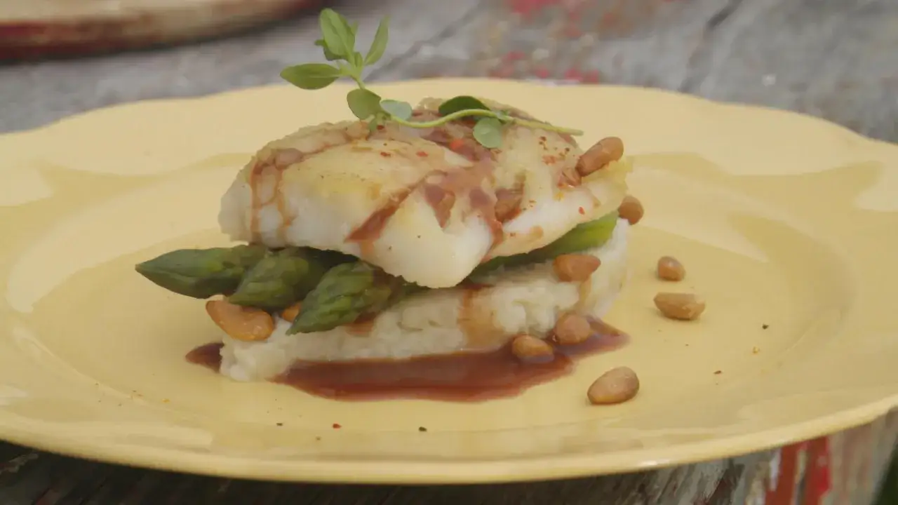 Filet de loup gastronomique sur pur&eacute;e, asperges vertes, pignons et sauce. Une recette raffin&eacute;e pour un plat d'exception.