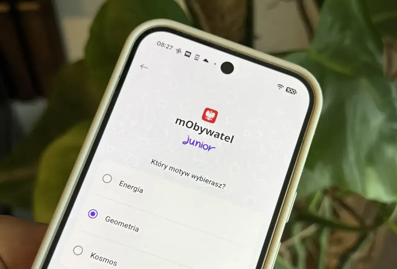 Ekran telefonu z aplikacją mObywatel Junior. Widoczna opcja wyboru motywu, np. 
