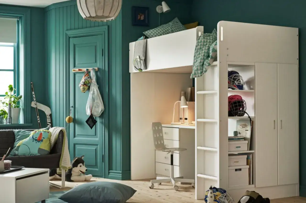 Ein **kleines Kinderzimmer einrichten** mit Hochbett, Schreibtisch und viel Stauraum. Hockeyausrüstung und Kuscheltiere machen es gemütlich.