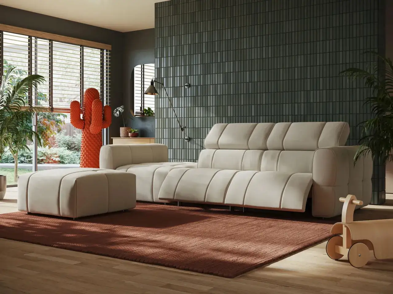 Divano componibile color crema, con pouf coordinato. Il materiale morbido e trapuntato invita al relax, creando un'atmosfera accogliente.