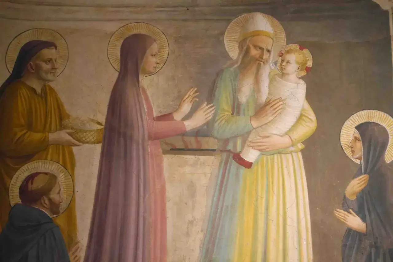 Fresque de Fra Angelico &agrave; Florence : une sc&egrave;ne sacr&eacute;e avec le Christ enfant port&eacute; par un vieil homme barbu, entour&eacute; de figures pieuses.