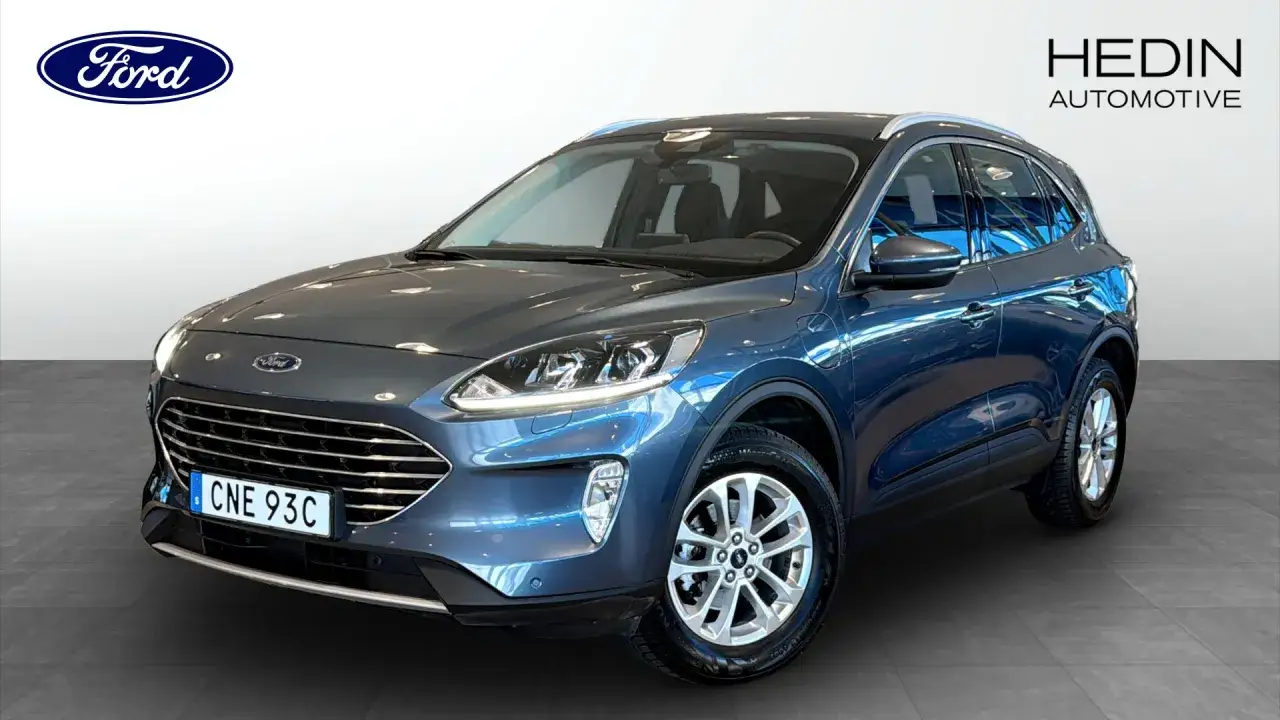 Bl&aring; begagnad Ford Kuga med silverf&auml;lgar och svensk registreringsskylt CNE 93C.
