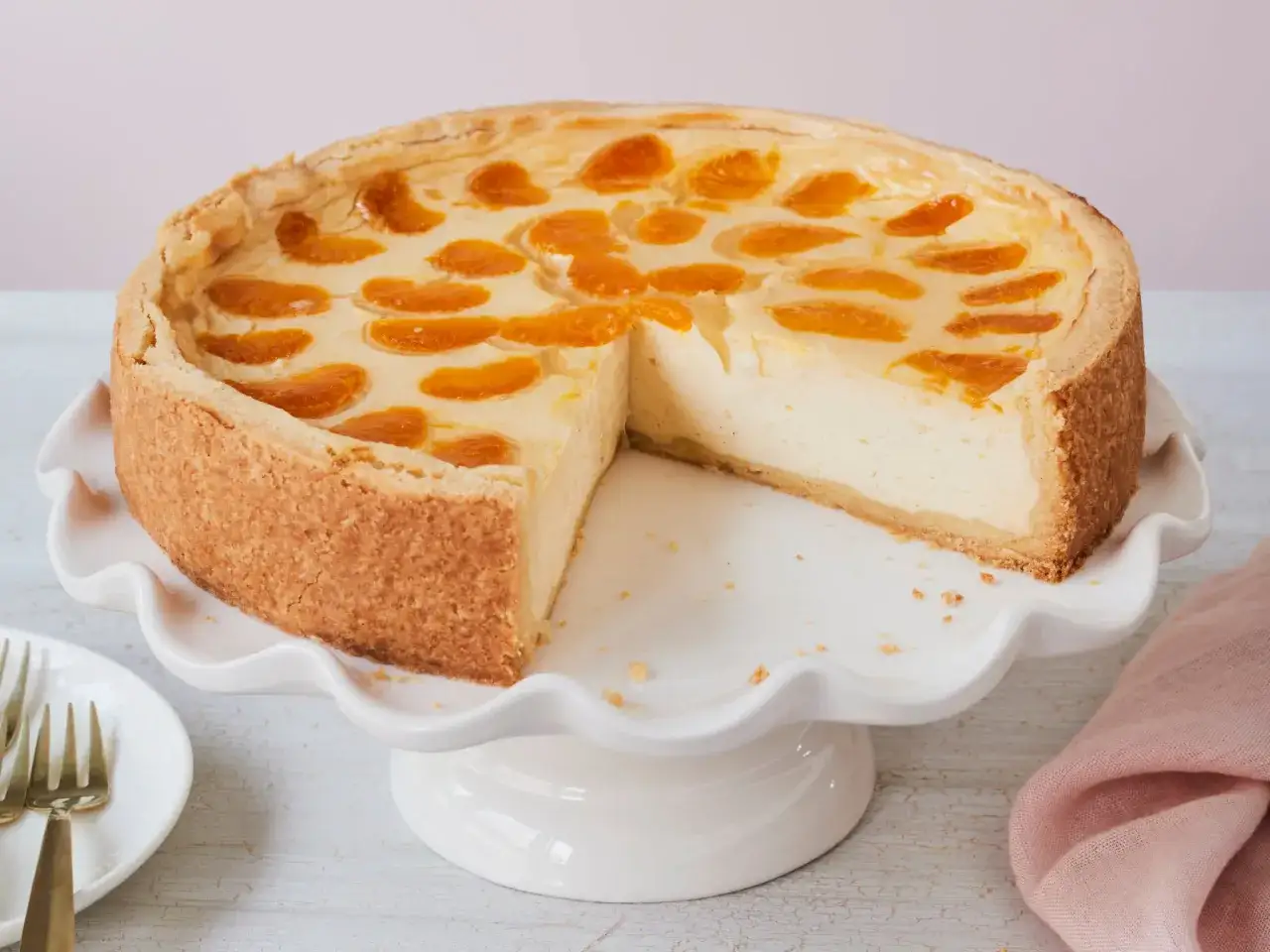 Ein saftiger faule weiber kuchen mit Mandarinenstücken auf einem Tortenständer.