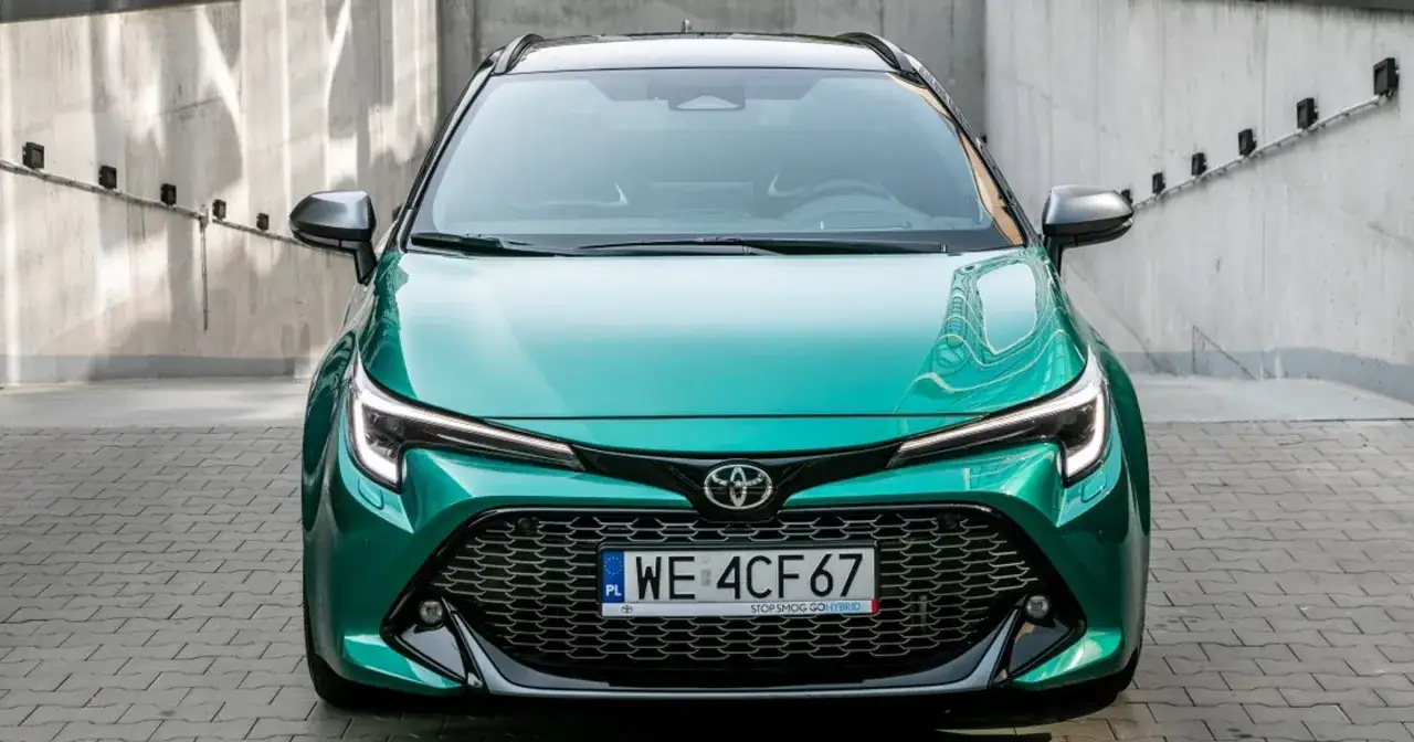 Zielona Toyota Corolla, jeden z najmniej awaryjnych aut, z nowoczesnym grillem i światłami LED.