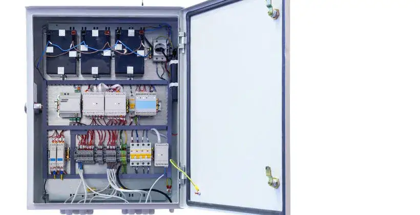 rozdzielnica elektryczna natynkowa i podtynkowa por&oacute;wnanie