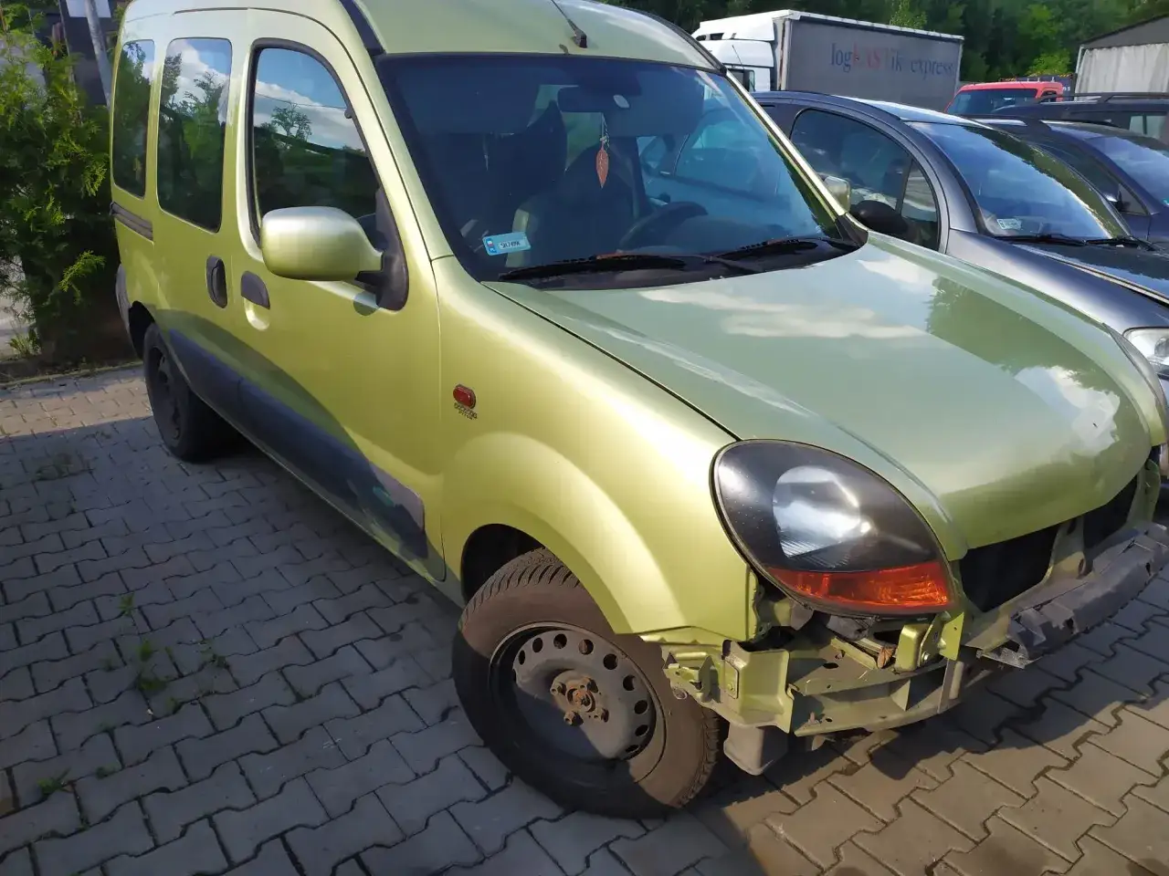Zielony van bez zderzaka, zastanawiasz się, ile za złomowanie auta?