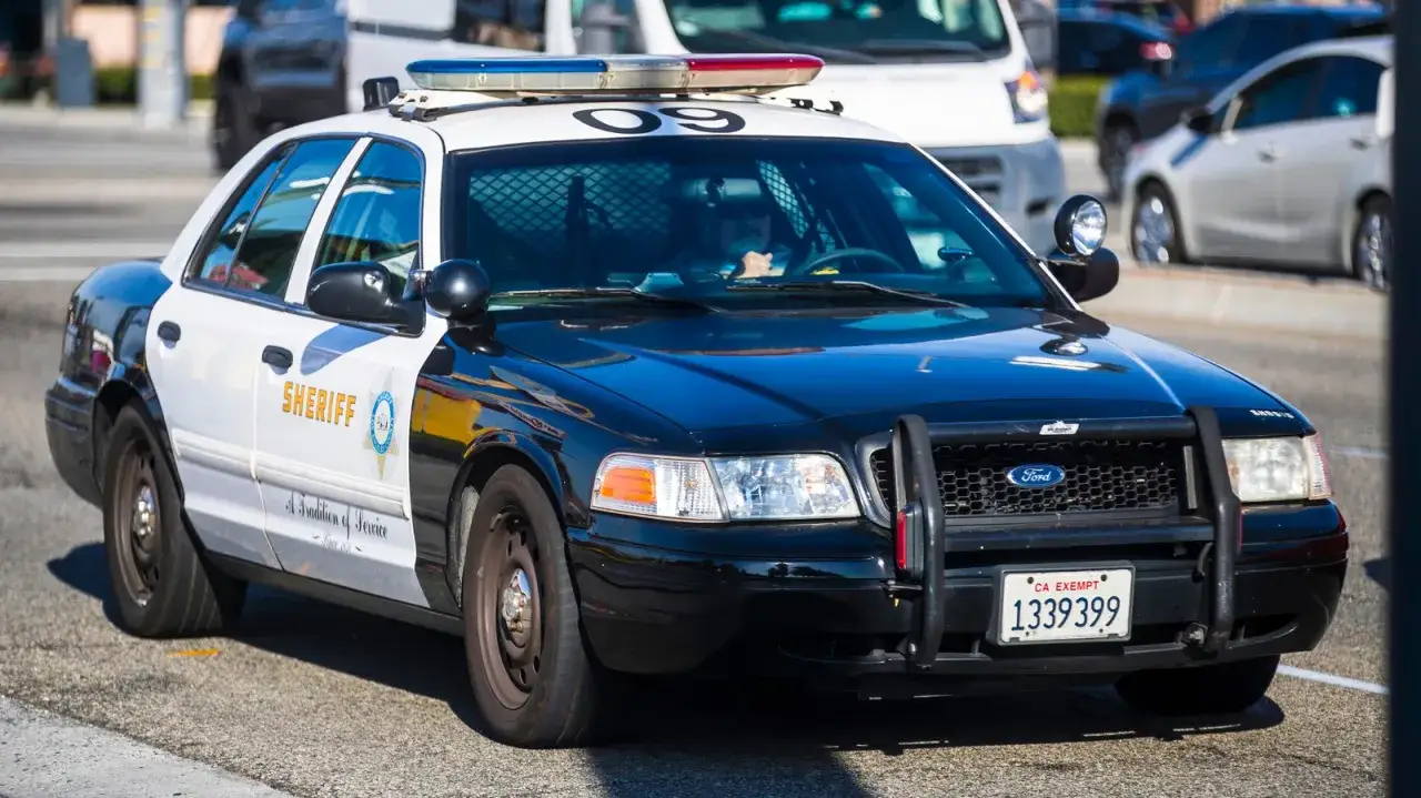 En polisbil, en Ford Crown Victoria, med texten 