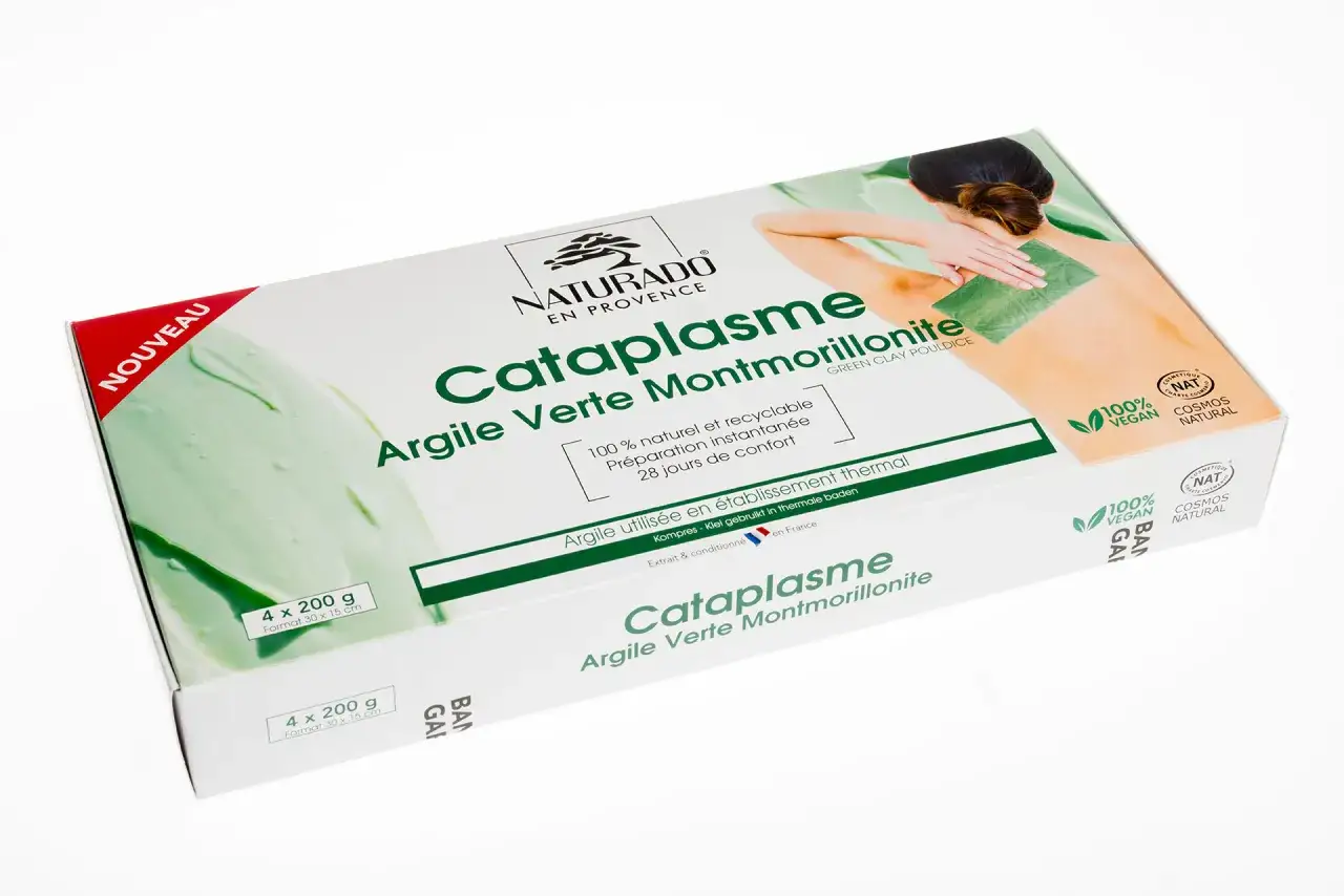 Boîte de cataplasme argile verte Montmorillonite Naturado. Une femme applique un pansement d'argile verte sur son dos.