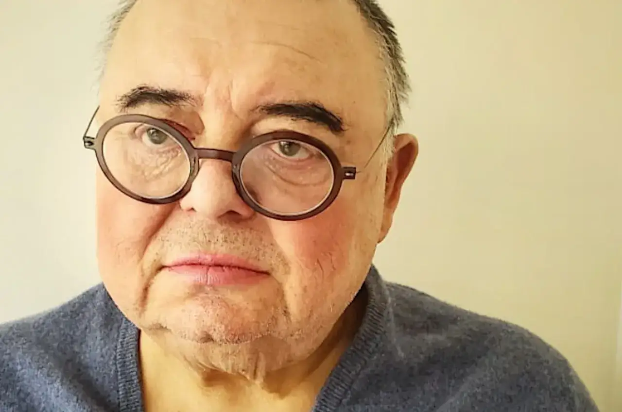 Zbliżenie na twarz Wojciecha Manna w okularach. Wiek artysty dodaje mu charakteru.