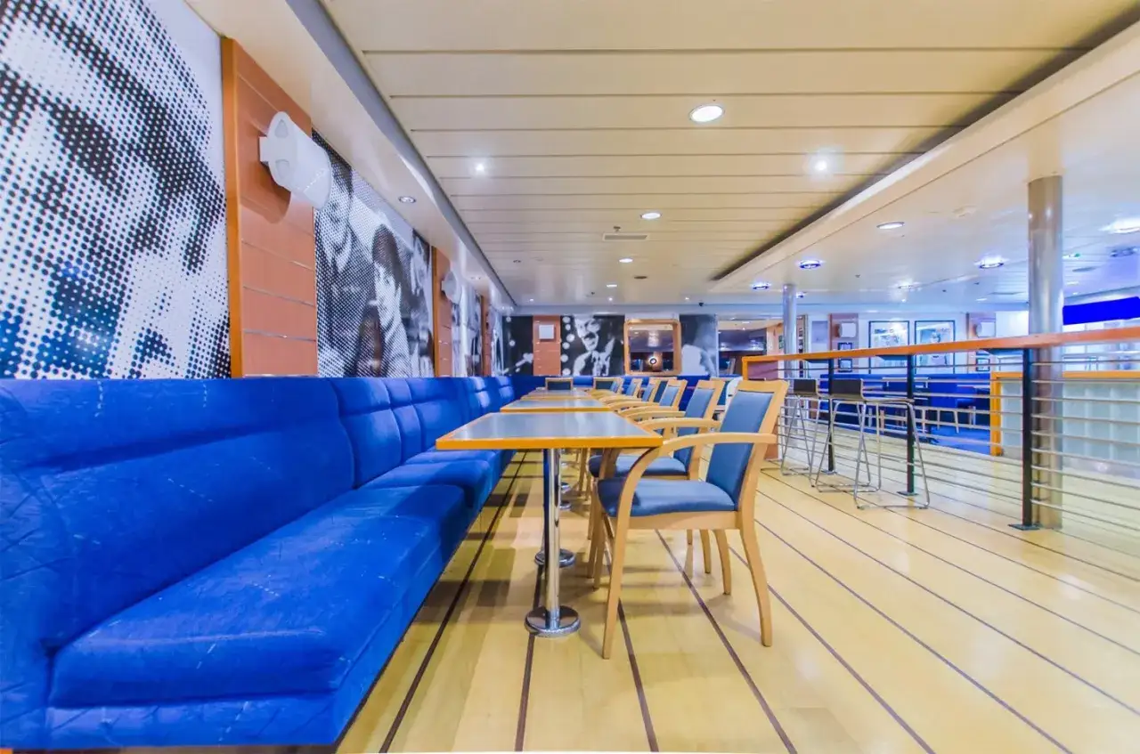 Wygodne siedzenia i stoliki w strefie relaksu na statku Stena Line. Idealne miejsce na jednodniowe wycieczki.