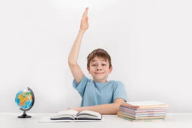 Uczniowie uśmiechnięci podczas zdalnej lekcji, symbolizujący dobre samopoczucie