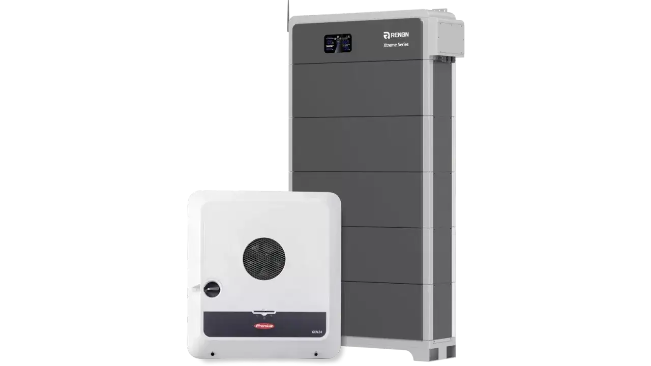 En vit Fronius-v&auml;xelriktare och en h&ouml;g, gr&aring; Renon Xtreme Series batterienhet st&aring;r bredvid varandra.