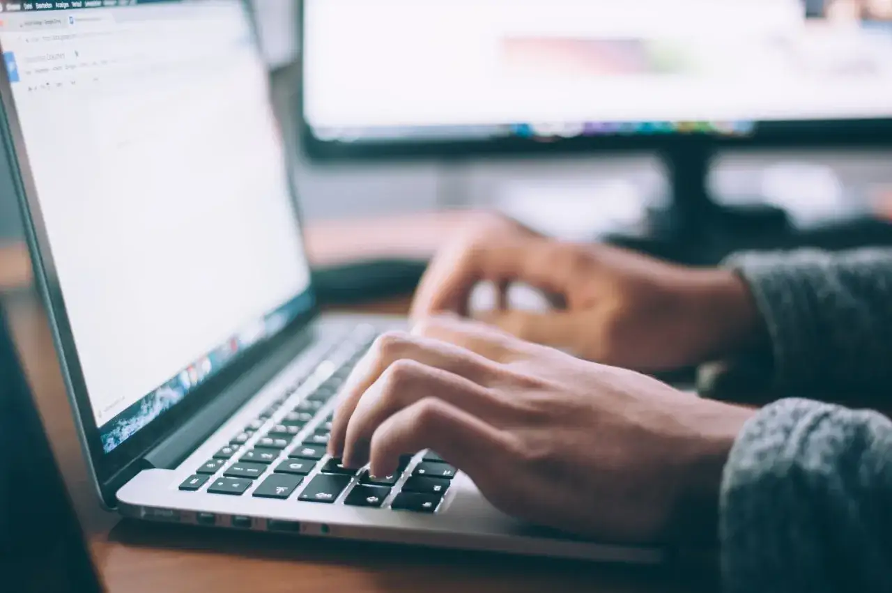 osoba pisząca list motywacyjny, skupienie, laptop